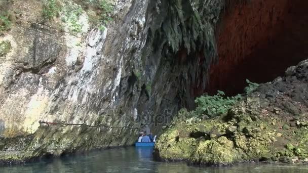 Turystów w łodzi wiosłowych, odwiedzając Melissani Cave — Wideo stockowe