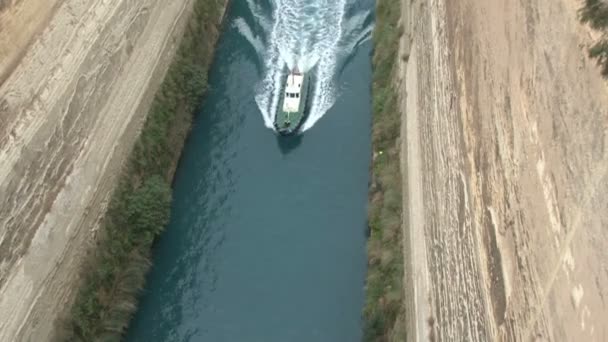 Kameran spårar en liten båt seglar längs Korinthkanalen — Stockvideo
