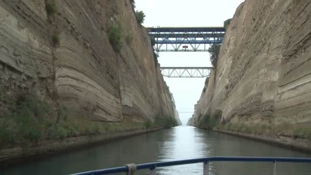 Vue du canal de Corinthe prise de l'avant d'un petit bateau — Video