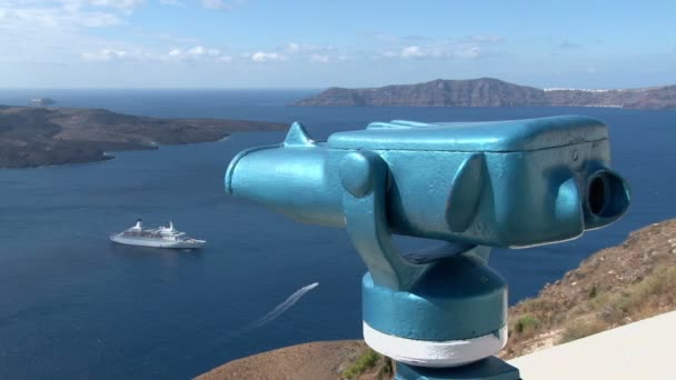 Vista sobre a caldeira de Santorini com binóculos turísticos — Vídeo de Stock