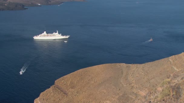 Uitzicht over de caldera van Santorini ontleend aan de stad van Fira — Stockvideo