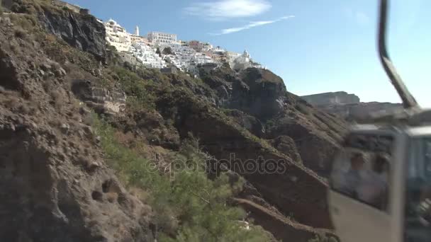 Vista do teleférico em Santorini enquanto desce — Vídeo de Stock