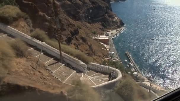 Blick von der Seilbahn auf Santorini beim Abstieg — Stockvideo