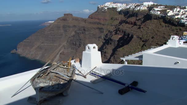 Velho barco em um telhado em Fira Santorini . — Vídeo de Stock