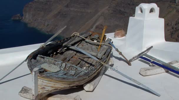 Oude boot op een dak in Fira Santorini. Griekenland — Stockvideo