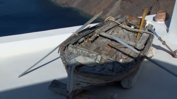 Velho barco em um telhado em Fira Santorini. Grécia — Vídeo de Stock