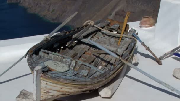 Inclinado hasta el pueblo de Imerovigli desde un viejo barco — Vídeo de stock