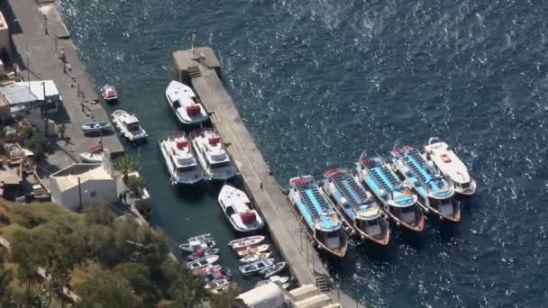 Barcos en el muelle de Fira, Santorini — Vídeo de stock