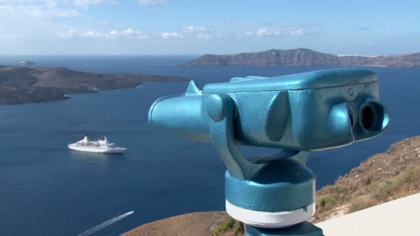 Vista sobre la caldera de Santorini con prismáticos turísticos — Vídeo de stock