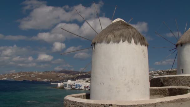 Väderkvarnar i Mykonos med Lilla Venedig — Stockvideo