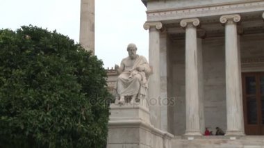 Sokrates heykelinden Apollo sütun için eğimli