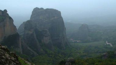 Tepelerin puslu bir görünüm ve Meteora manastırları arasında pan