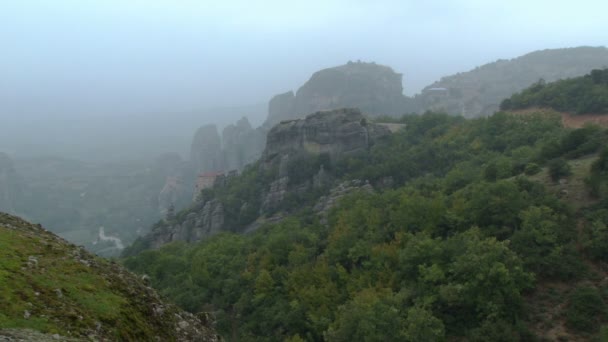 Ein nebliger Blick auf die Hügel und Klöster der Meteora — Stockvideo