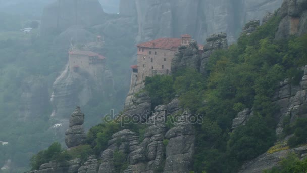 Une vue brumeuse sur les collines et les monastères de Meteora — Video