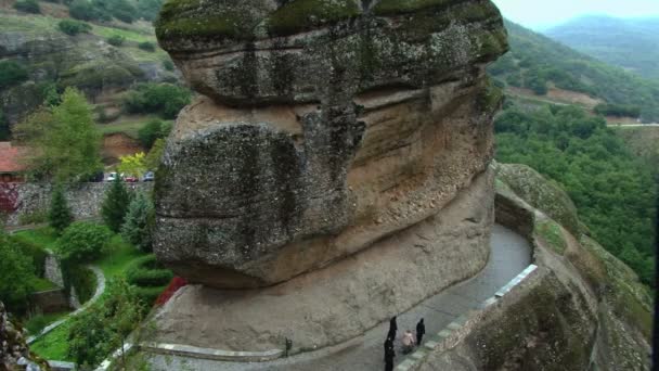 그리스 정교회 수녀 신성한 바위 과거 산책 — 비디오