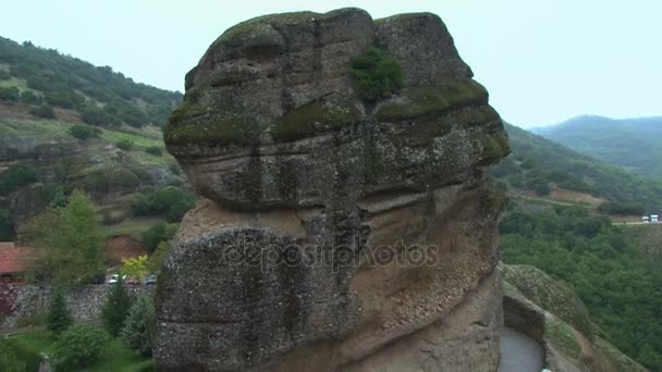 Religieuses orthodoxes grecques marchant devant un rocher sacré — Video