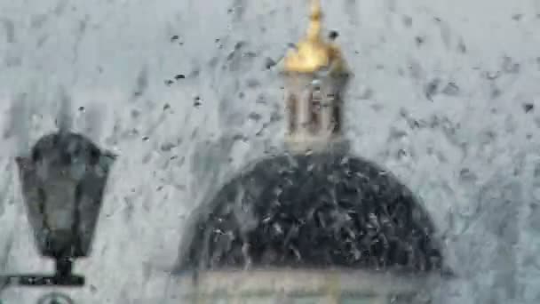 Fontein met de koepel van de kathedraal van Sotsji achter — Stockvideo