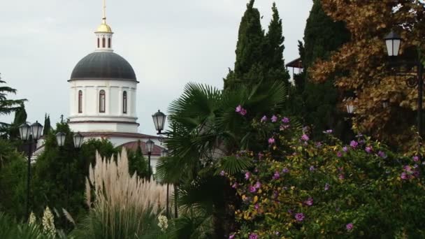 Gardens and dome of the Cathedral of the Archangel Michae — Stock Video