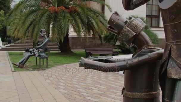 Сучасні металеві статуї за межами музею мистецтв в Сочі — стокове відео