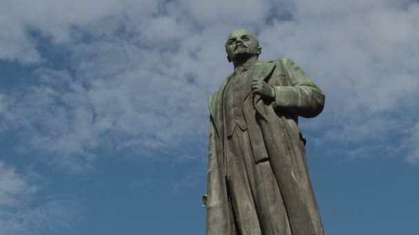Tempo-lapso de nuvens correndo sobre a estátua de Lenine em Yalta , — Vídeo de Stock