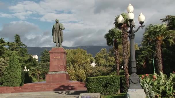 Laternenpfahl und Lenin-Statue in Jalta Ukraine — Stockvideo