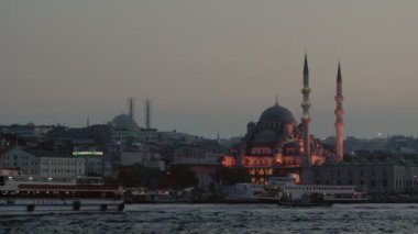 İstanbul feribot çapraz olarak üzerinde Istanbul'akşam, hızlandırılmış