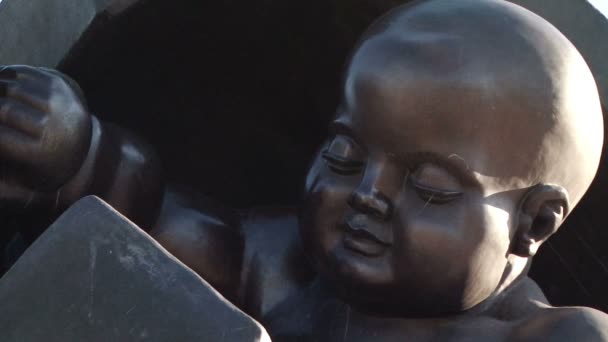Sovyet yeni bebek Odessa gezisi, iskelede heykeli — Stok video