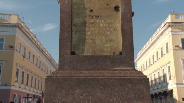 Inclinación disparada hasta la Estatua del Duque de Richelieu — Vídeo de stock