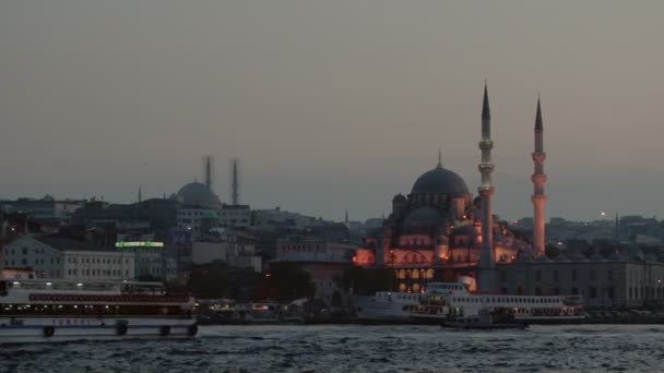Zeitraffer des Abends in Istanbul, als die Fähren den Bosporus überqueren — Stockvideo