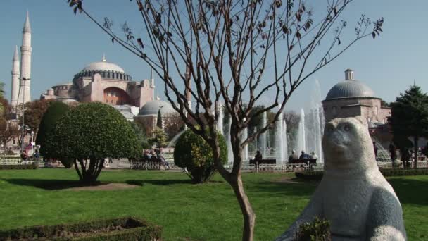 Sultan Ahmet Park en de Hagia Sophia — Stockvideo