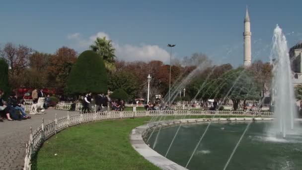 Pfanne über den Sultan-Ahmet-Park und die Hagia Sophia — Stockvideo