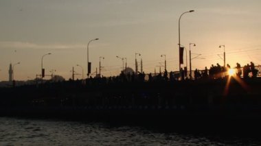 Siluetleri Türk balıkçılar Galata Köprüsü, Istanbul, Türkiye
