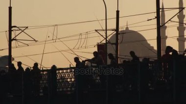 Siluetleri Türk balıkçılar Galata Köprüsü, Istanbul, Türkiye