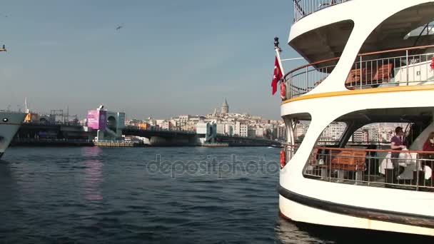 Bosporus-Fähre am Goldenen Horn festgemacht — Stockvideo