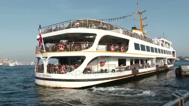 Bosporusfähre verlässt das Dock auf der europäischen Seite — Stockvideo