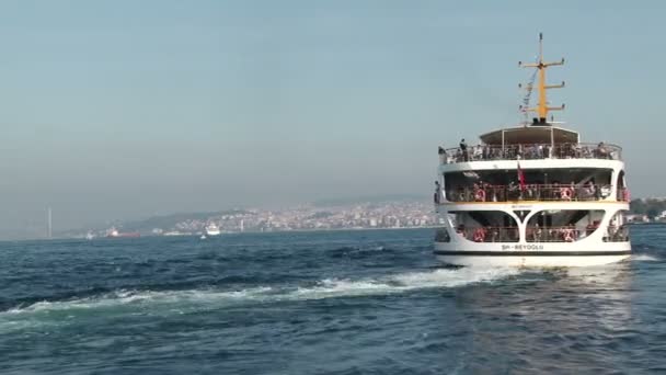 Bosporus ferry sale del muelle en el lado europeo — Vídeos de Stock