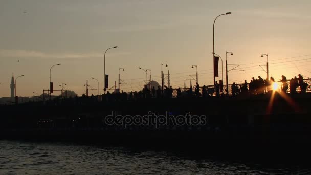 Silhuetas de pescadores turcos Ponte Galata em Istambul, Turquia — Vídeo de Stock