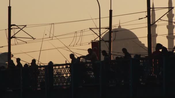 Silhouetten van Turkse vissers Galata brug in Istanboel, Turkije — Stockvideo