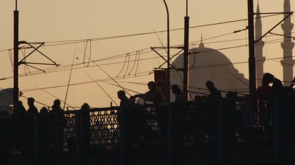 Silhouettes de pêcheurs turcs Pont Galata à Istanbul, Turquie — Video