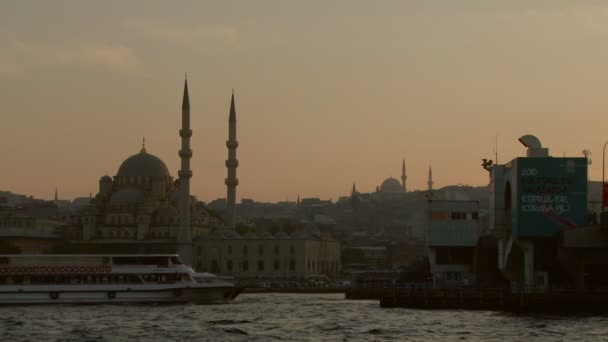 Schemering op de Gouden Hoorn naar Istanbul, Turkije — Stockvideo