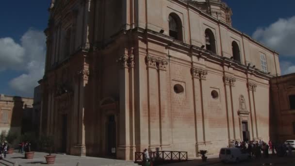 Tilt up St Pauls iglesia en Mdina, Malta — Vídeo de stock