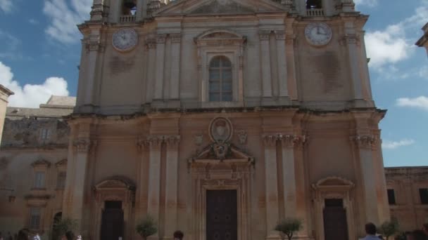 Нахилити вгору Паулс Санкт церква в місті Mdina, Мальта — стокове відео