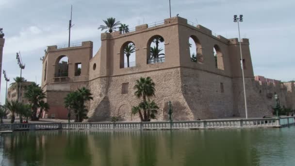 Väggar och sjön av det röda slottet i Tripoli, Libyen — Stockvideo