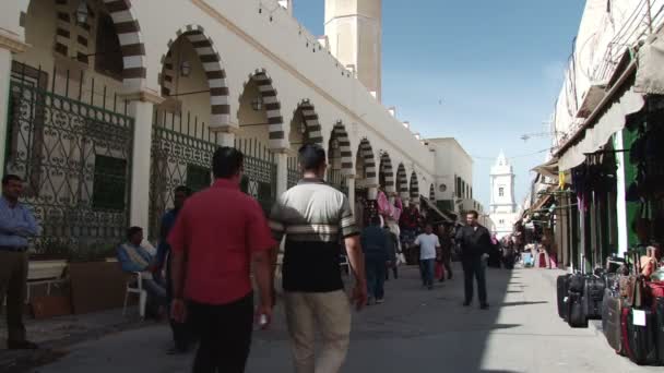 Människor i de smala gatorna i den Medina av Tripoli, — Stockvideo