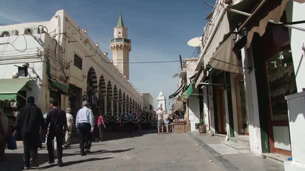 Ludzie w wąskich uliczkach medyny Trypolis, — Wideo stockowe