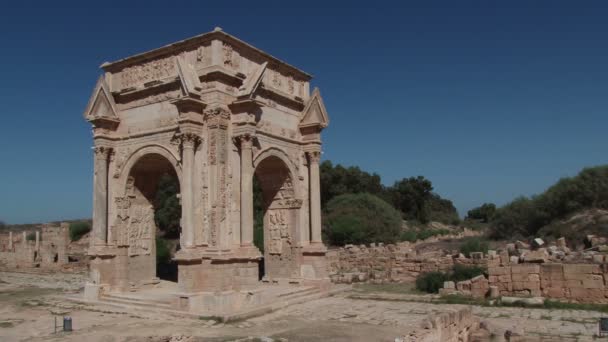 Weitschuss des Septimius severus-Bogens bei Leptis magna, libya — Stockvideo