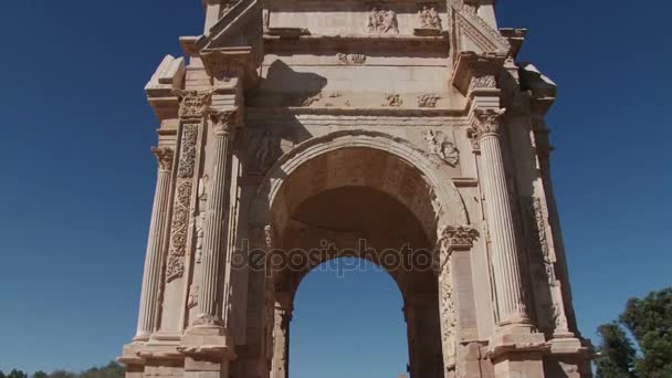 Kantelen naar beneden van de boog van Septimius Severus in Leptis Magna — Stockvideo