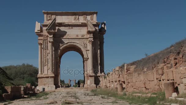 Baja, amplia toma del Arco de Septimio Severo en Leptis Magna — Vídeo de stock