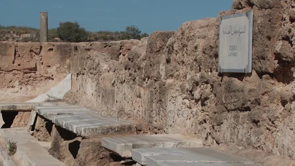 Romeinse toiletten in de badkamers van Leptis Magna, Libië — Stockvideo