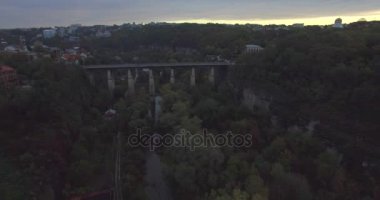 Kamianets-Podilski Köprüye doğru kamera sinekler